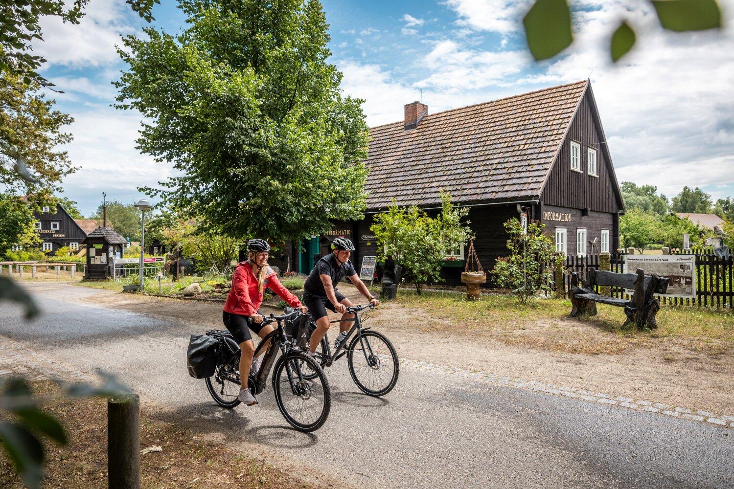 Radfahrer vor Unterkunft